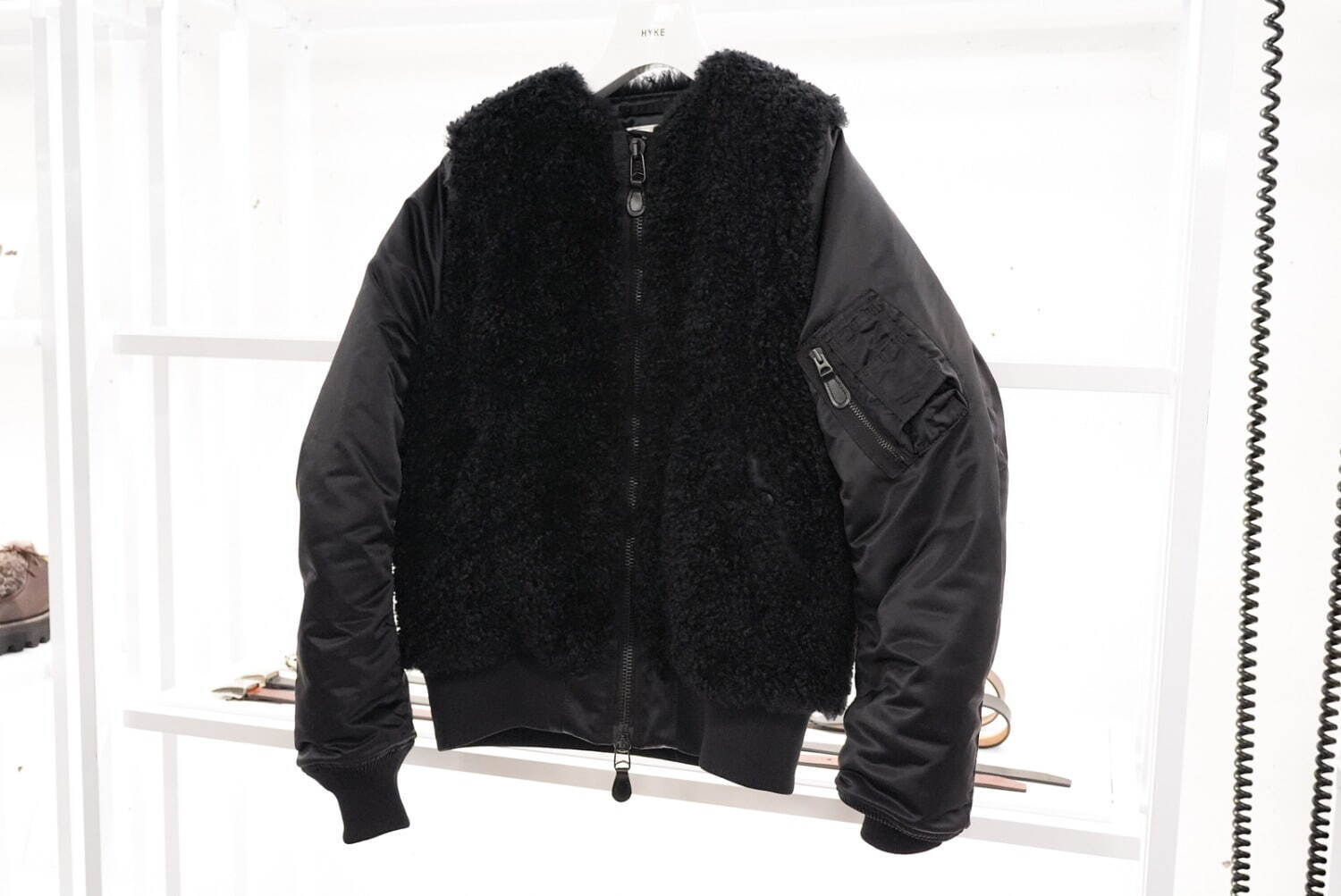 ハイク2025年秋冬の注目アウター、“ボア素材”の切り替えダッフルコート