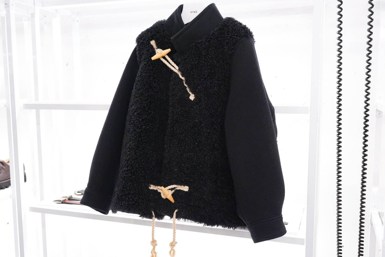 ハイク2025年秋冬の注目アウター、“ボア素材”の切り替えダッフルコート