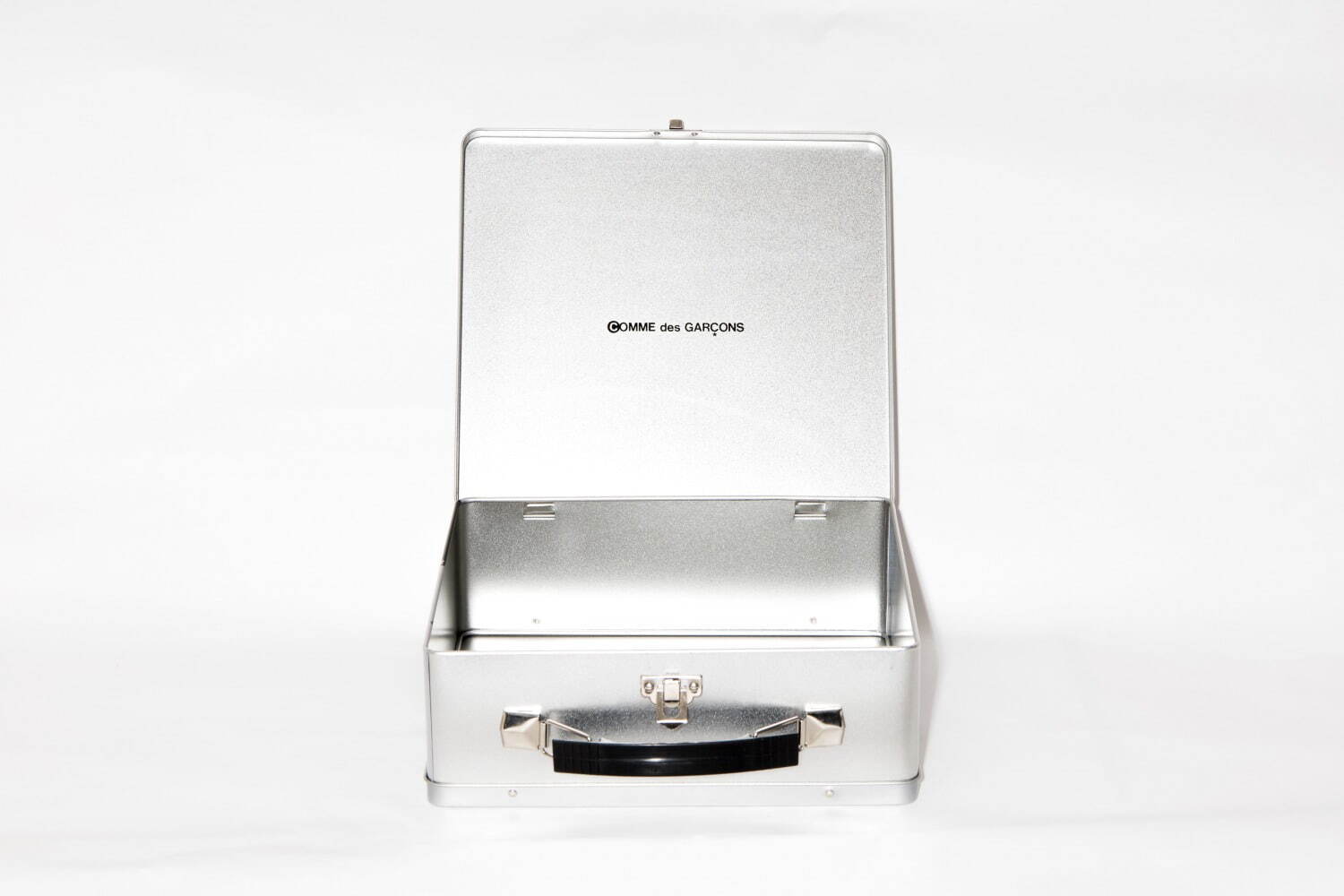 コム デ ギャルソンの青山店限定“ブリキ”のメッセージ トランク
