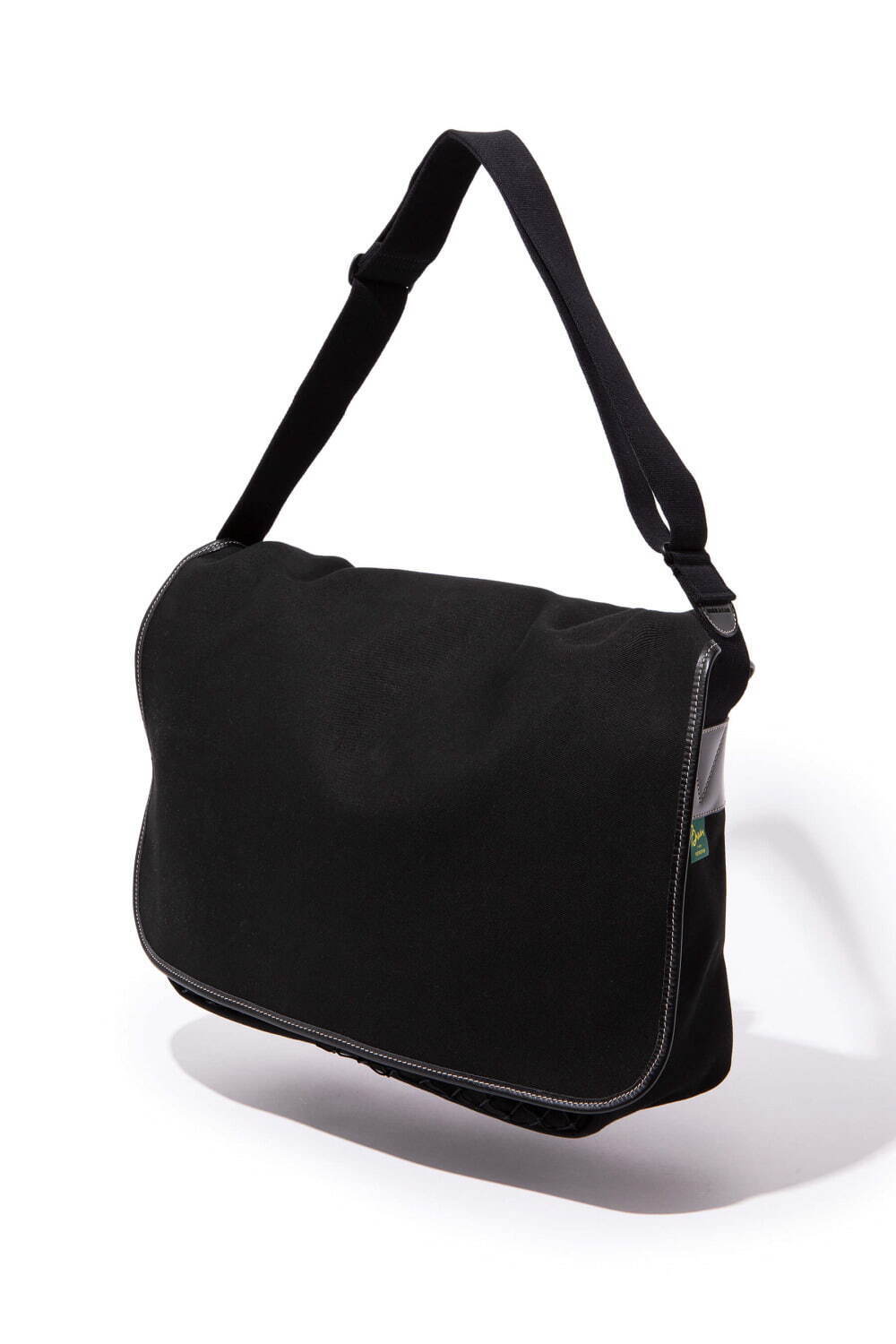 ノンネイティブ×ブレディ、白ステッチを配した“オールブラック”大容量