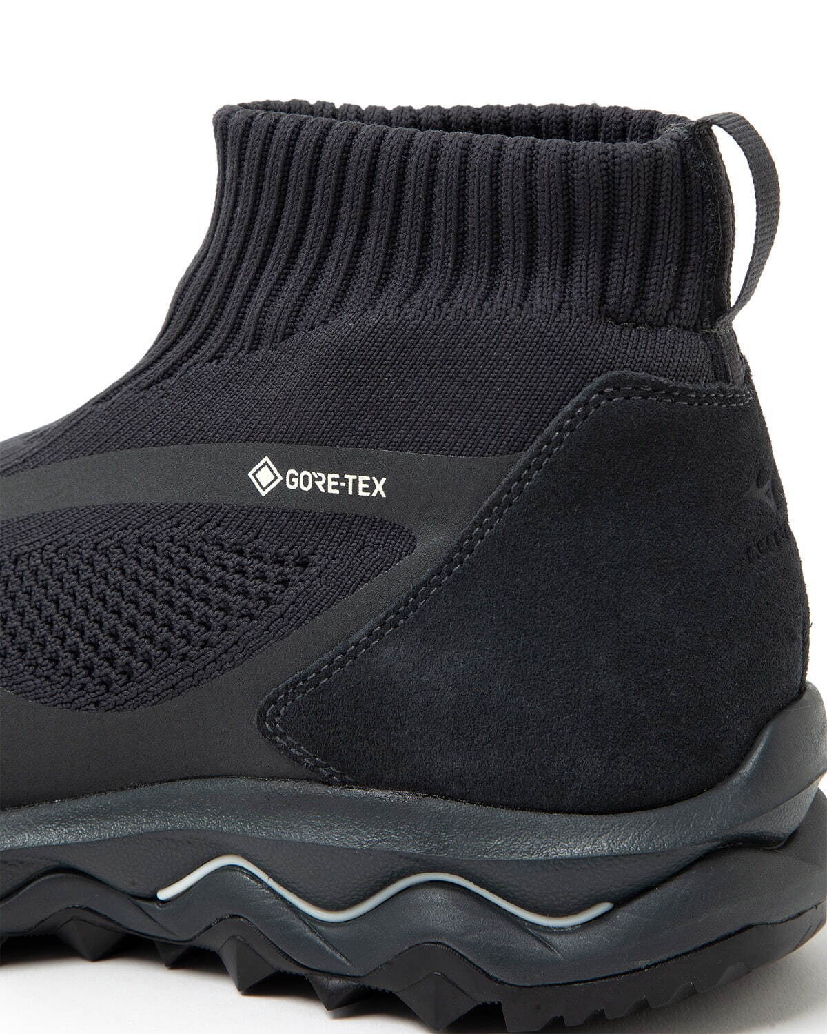 ミズノ×ノンネイティブの“オールブラック”スニーカー、ゴアテックス