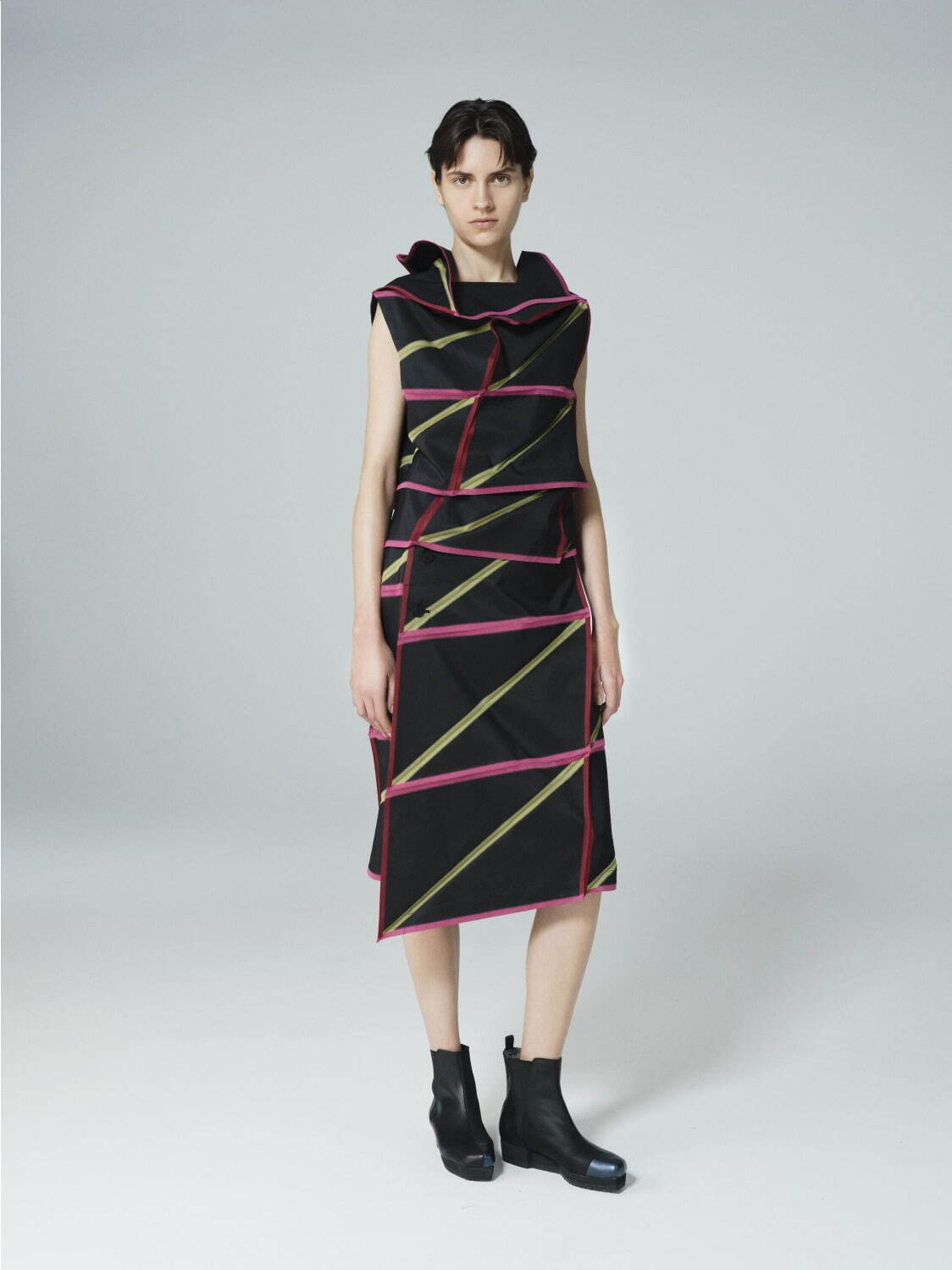 132 5. イッセイ ミヤケ“折り構造”ウェア、四角柱をまとうジャカード