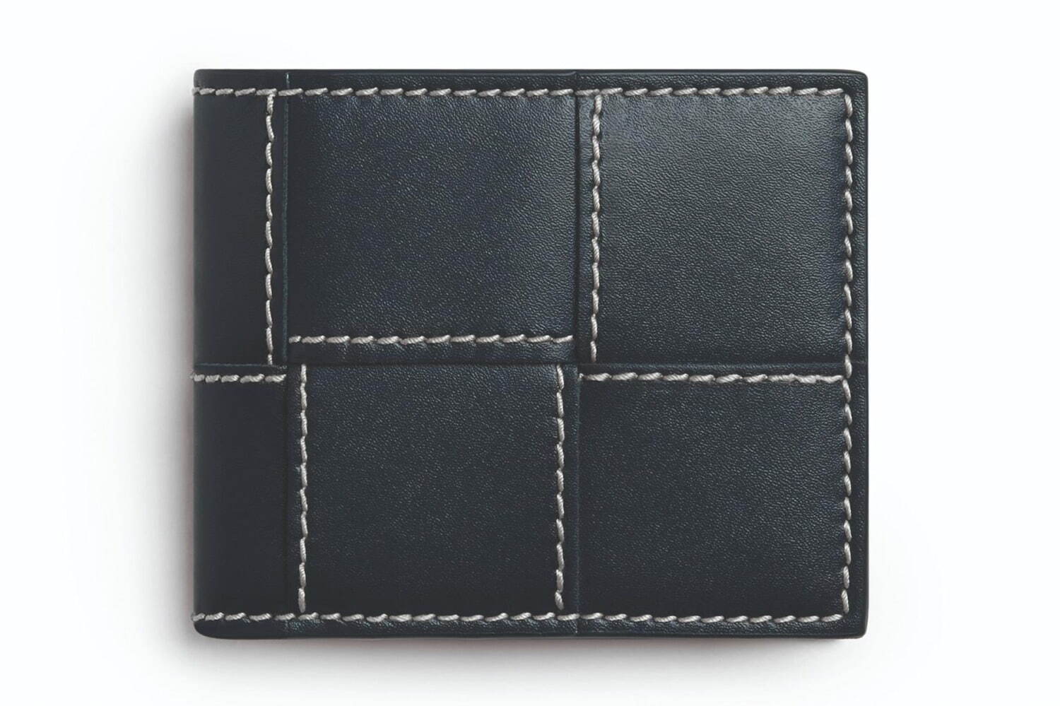 ボッテガ・ヴェネタ「カセット」24年秋冬、白ステッチを施した