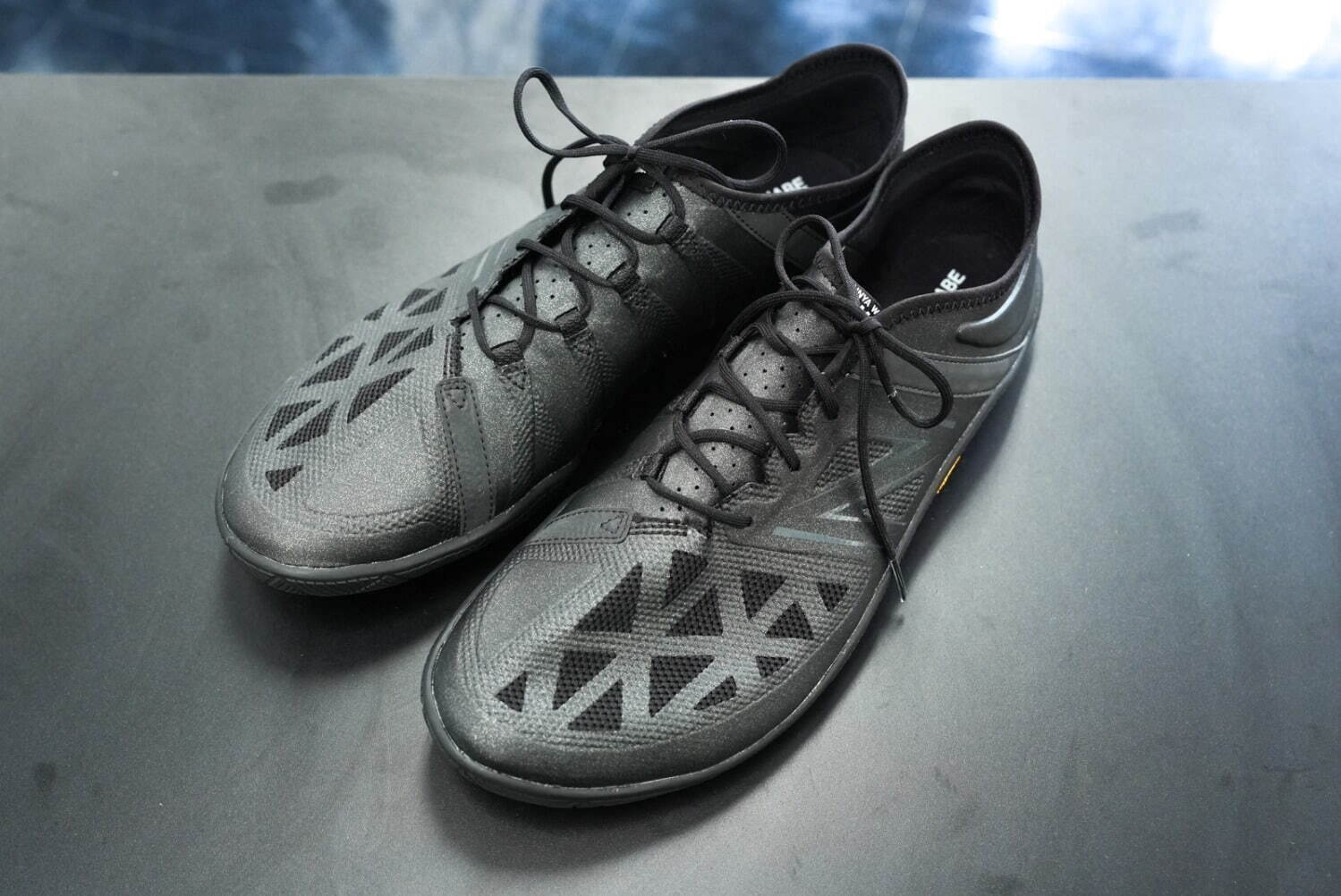 ジュンヤ ワタナベ マン×ニューバランスの白／黒スニーカー、“裸足に