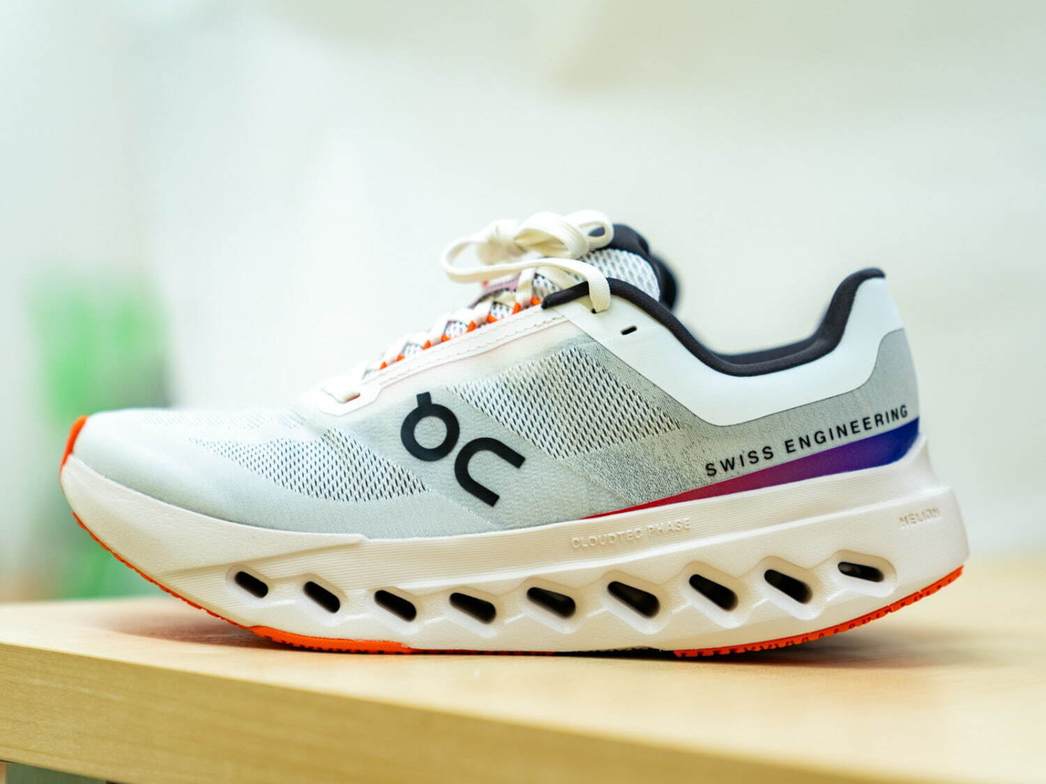 オン「クラウドサーファー ネクスト」ランニングシューズ、 “空洞”快適