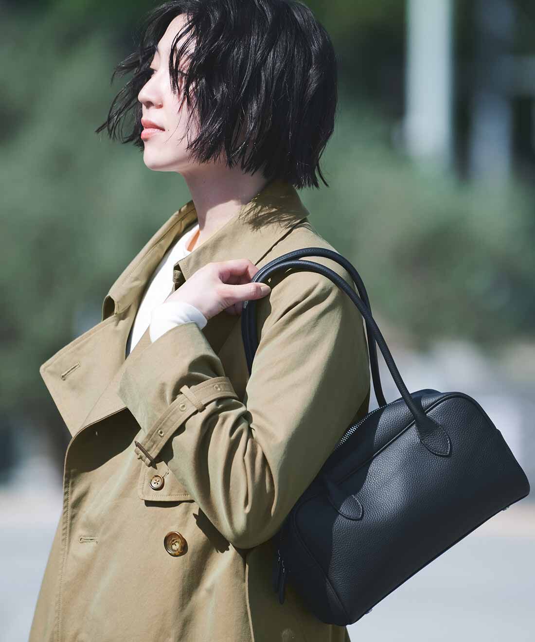 THREE FIFTY STANDARD レザーのワイドボストンバッグ〈ブラック