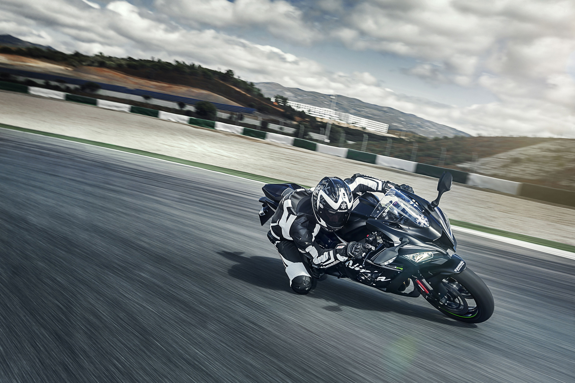 Ninja ZX-10R ABS］2016年モデルにKRT・ウインターテストエディション