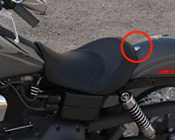 ダイナのシートの交換方法 - ハーレーカスタムガイド