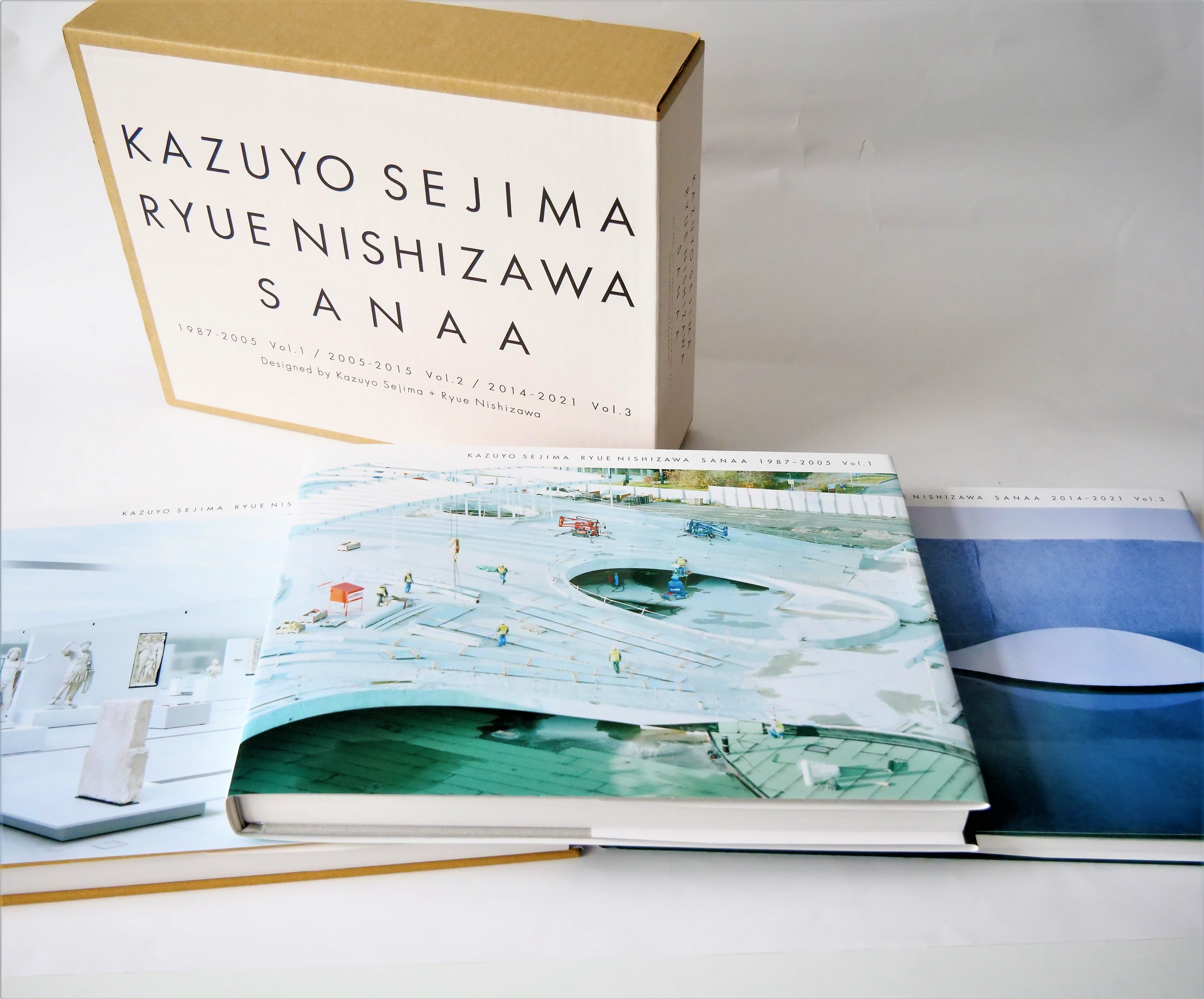 世界で活躍する建築家ユニットSANAAの、30余年の活動と思考の軌跡を