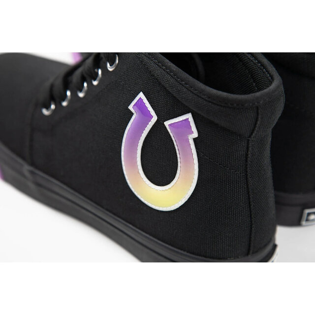 ウマ娘』たちが履いているスニーカーをイメージ！光沢感のある蹄鉄