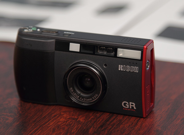リコーGR DIGITAL フィルム時代から変わらずに進化を続けるカメラ