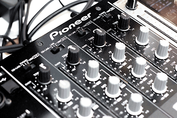 Pioneer DJの高音質DJミキサーDJM-750-Kの中古品のご紹介です！