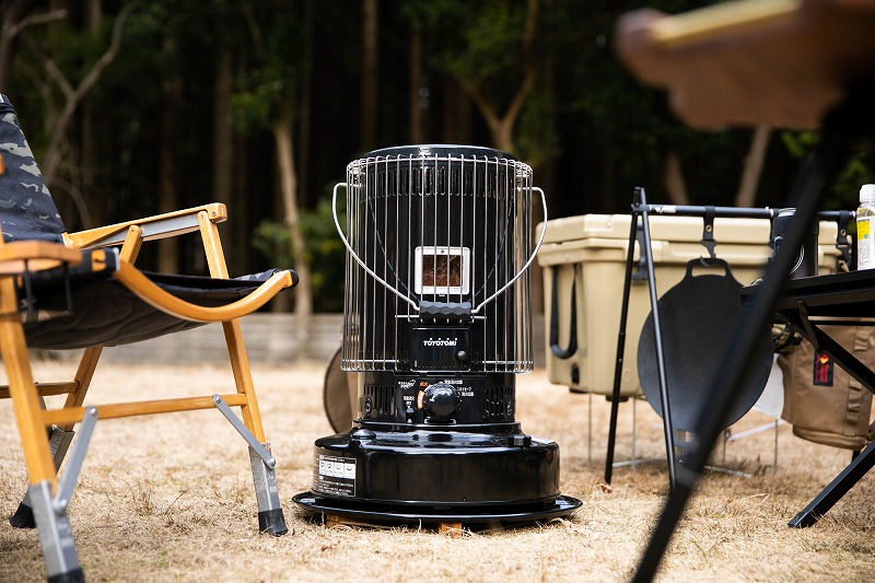 冬キャンに欠かせない相棒はトヨトミストーブ。冬仕様のサイトで寒さに