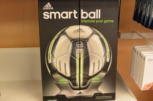米Apple Store、adidasのスマートサッカーボール「adidas miCoach