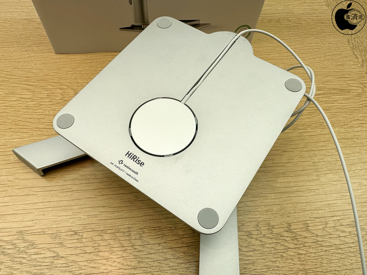 Apple Store、Twelve SouthのMagSafe充電器対応MacBookスタンド