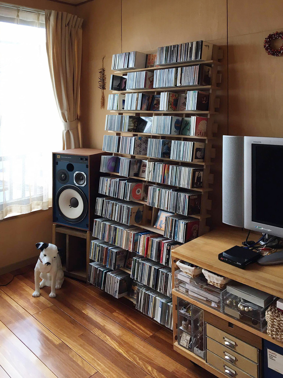 書斎AVコーナーに｜壁に立て掛けるCDラック – シェルフ型CDラック