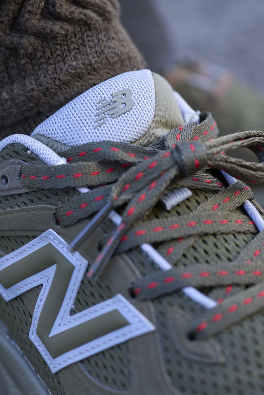 ニューバランス」の別注モデルは、配色を合わせてさりげなく履く