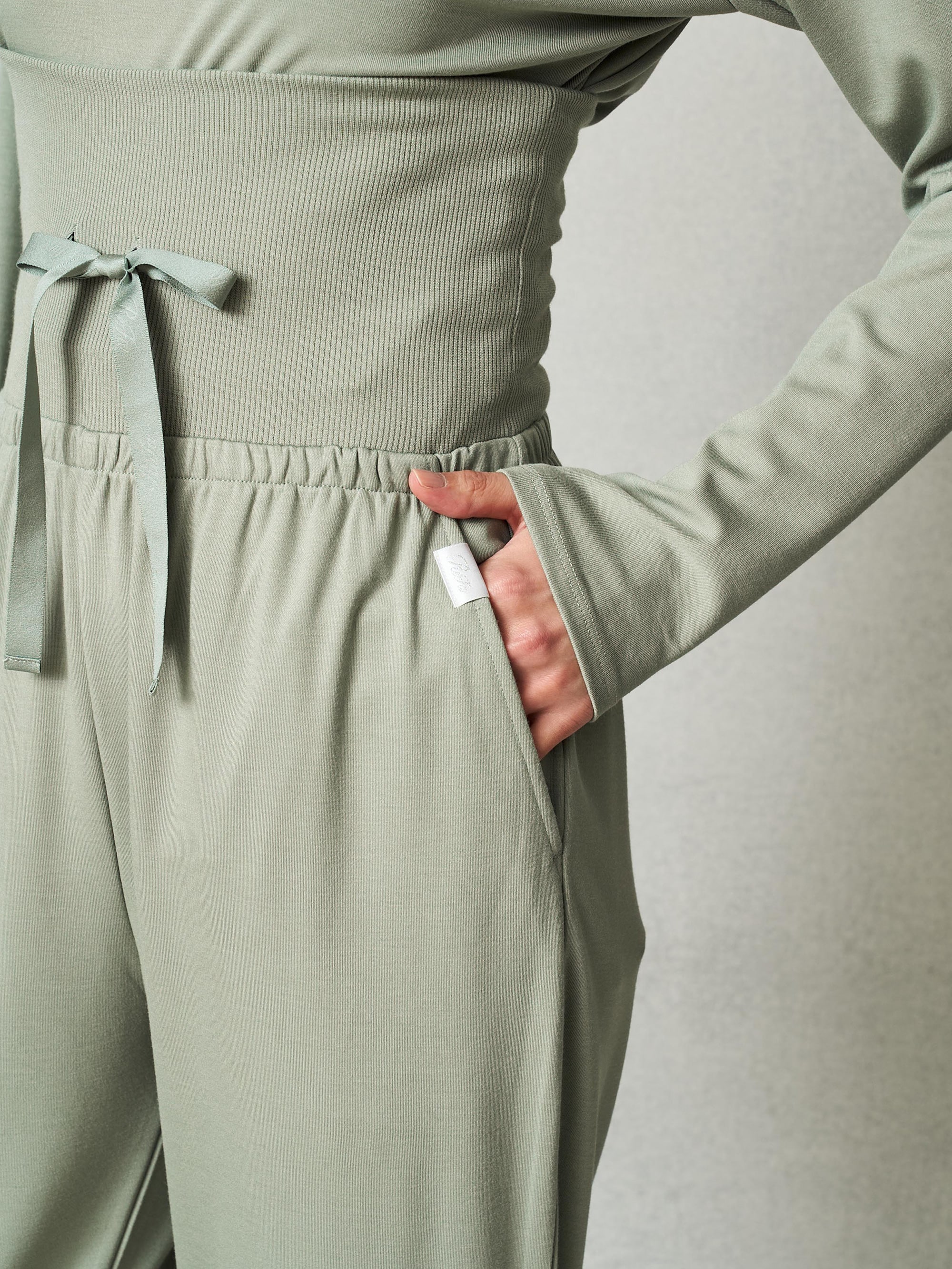 リファバイタルテック モイストスムース ジョガーパンツ | ReFa