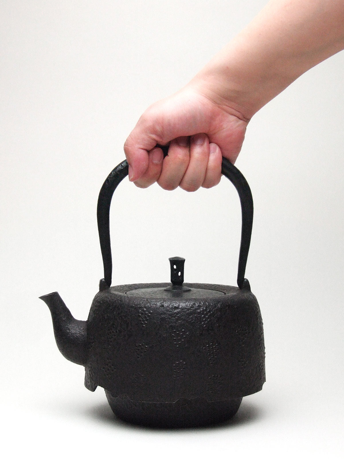 葡萄散霰文尾垂形鉄瓶 – 御釜屋