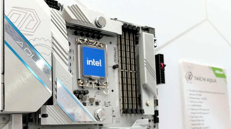 ASRockから尖ったマザーボードが登場。Z890 TAICHI AQUAのUSBはなんと