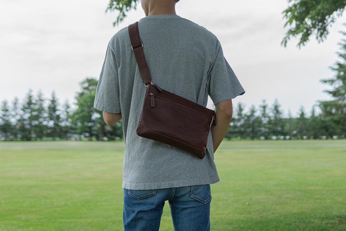 レザーを軽快に、カジュアルに、ヌメ革のスリムショルダー｜トロット