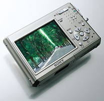 News and Information 薄型ボディに、見やすい大画面2.5型