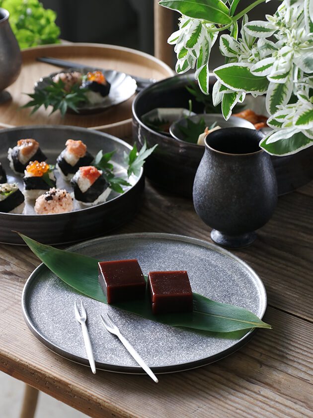 陶悦窯 重箱丸皿24cm 黒柚子銀塗り