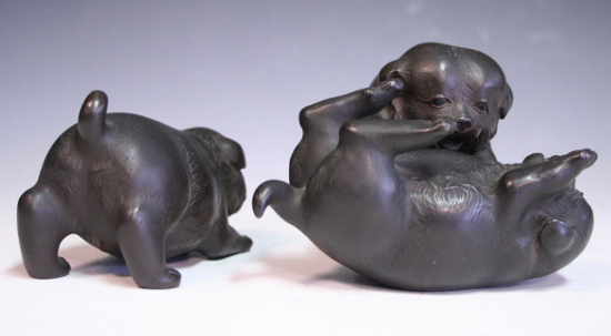 古美術青華堂｜H844 銅造・戯れる子犬置物(明治～大正時代）