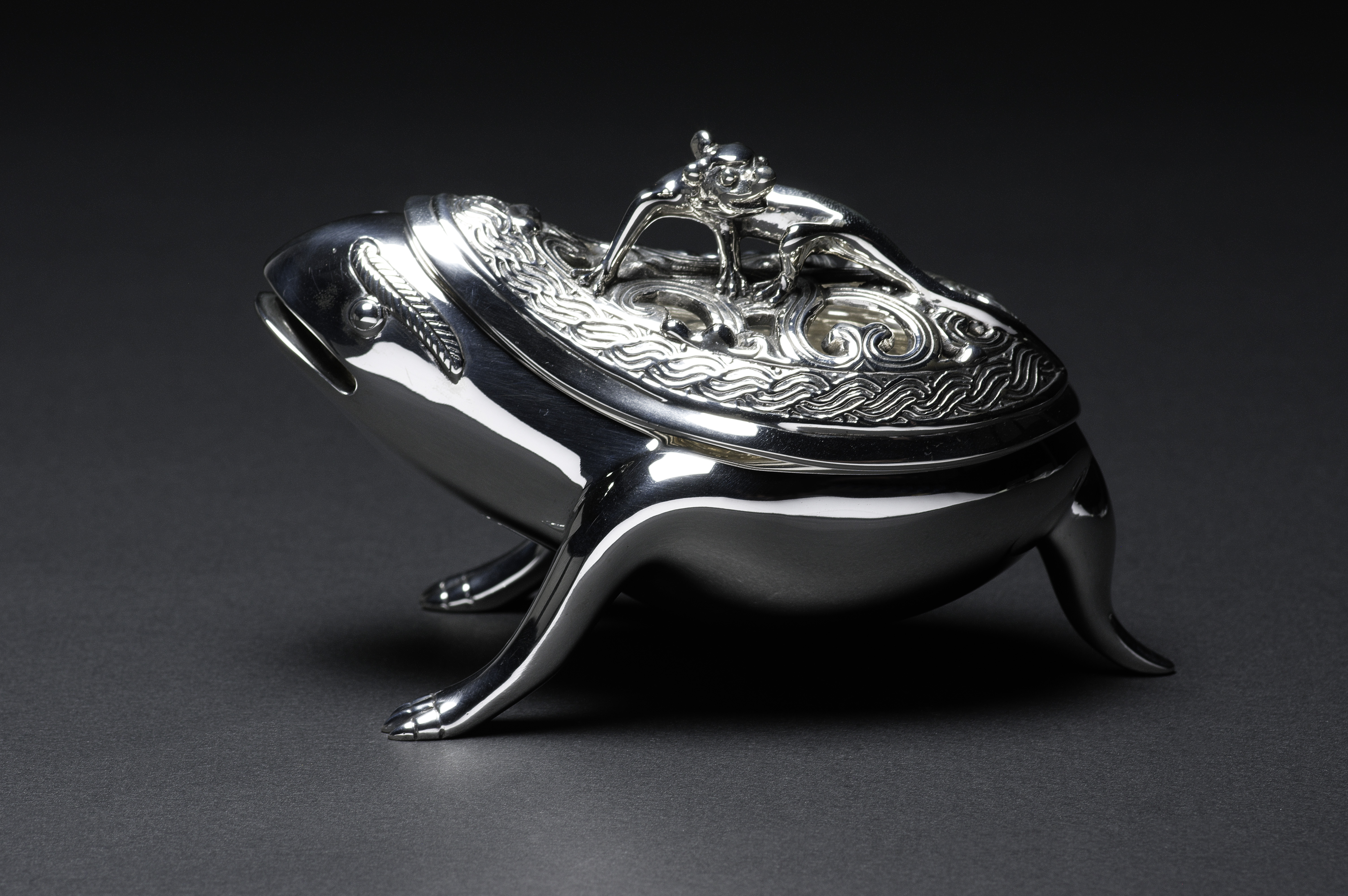 信長の愛した逸品が再び。180周年記念「銀香炉 三足の蛙」/ Three