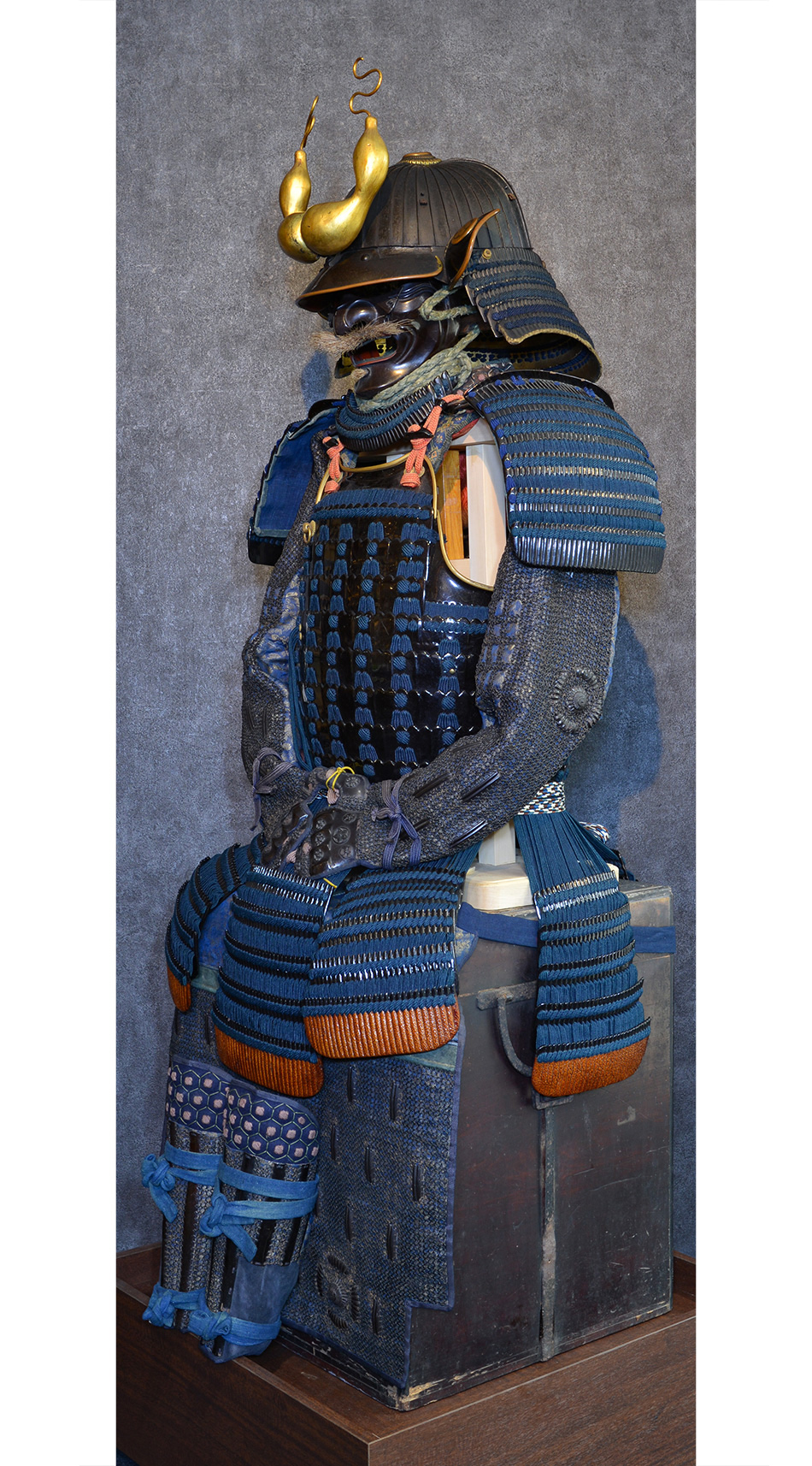 甲冑/鎧 黒漆塗伊予札紺糸素懸威二枚胴具足 日本甲冑武具研究保存会