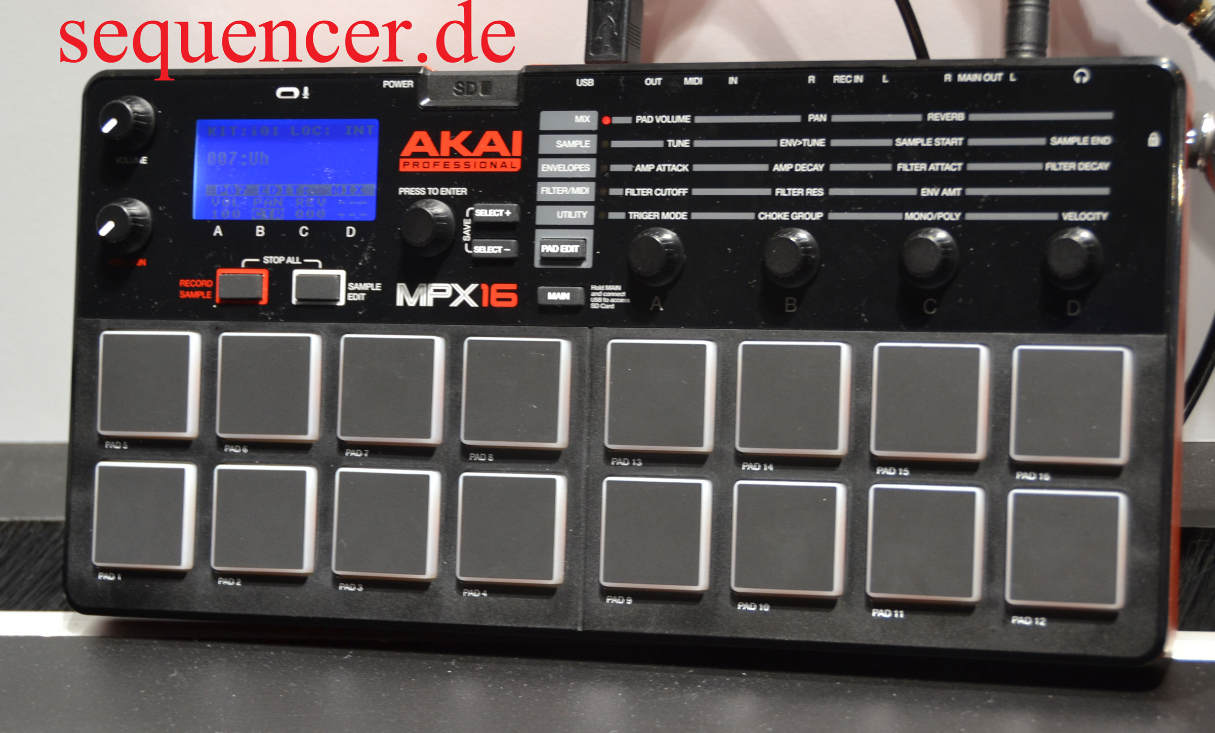 Akai MPX16 Sampler
