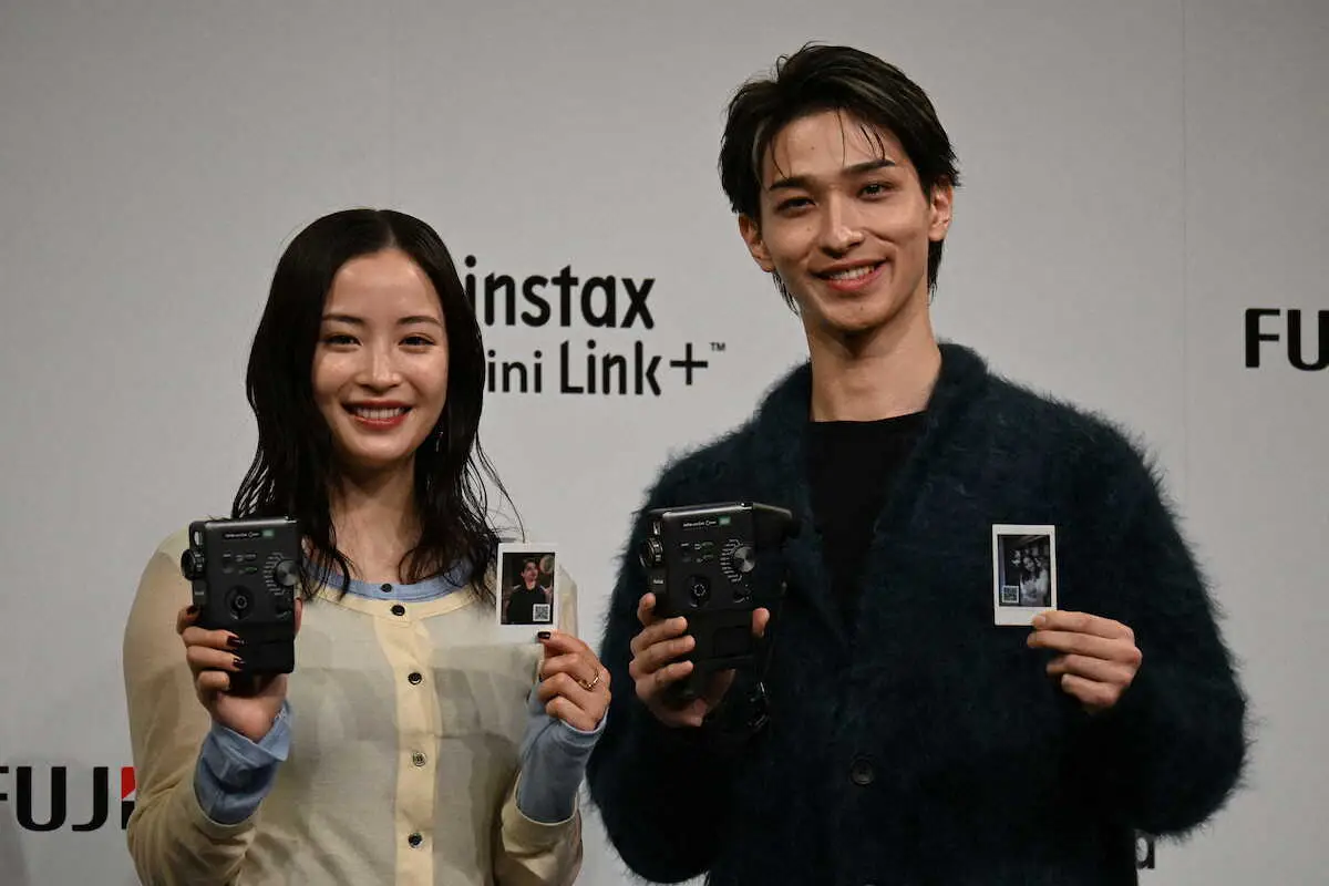 富士フイルム「instax“チェキ”新製品発表会」＞登壇した広瀬すず（左