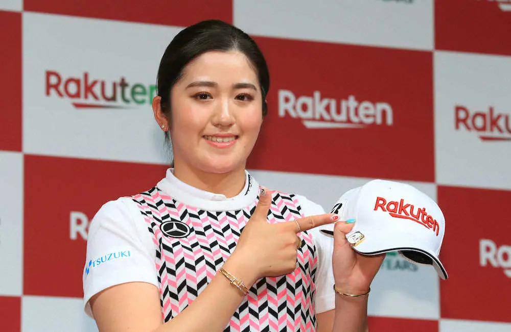楽天・稲見萌寧所属発表会見＞ロゴ入りキャップを手に笑顔を見せる稲見