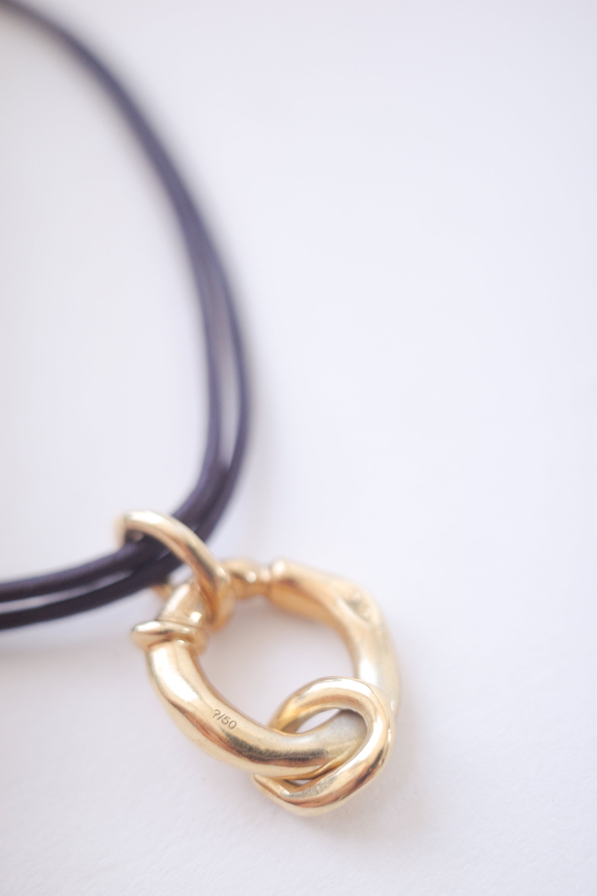 VOID LEATHER NECKLACE GOLD – STRONG