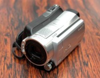 ソニー、1920対応のフルHD“ハンディカム”を発売 － 3媒体記録の