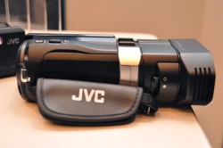 ビクター、フルHD 3D撮影対応のビデオカメラ“Everio”「GS-TD1」を発売