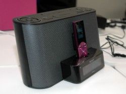 ソニー、目覚まし時計としても使えるウォークマンドック搭載スピーカー