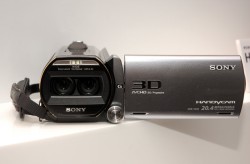 ソニー、大幅な小型・軽量化を実現した新3D“ハンディカム”「HDR-TD20V
