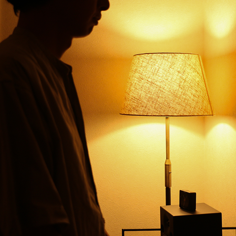 わたしの愛用品-シャープでクラシカルな佇まいのフロアライト Delicia