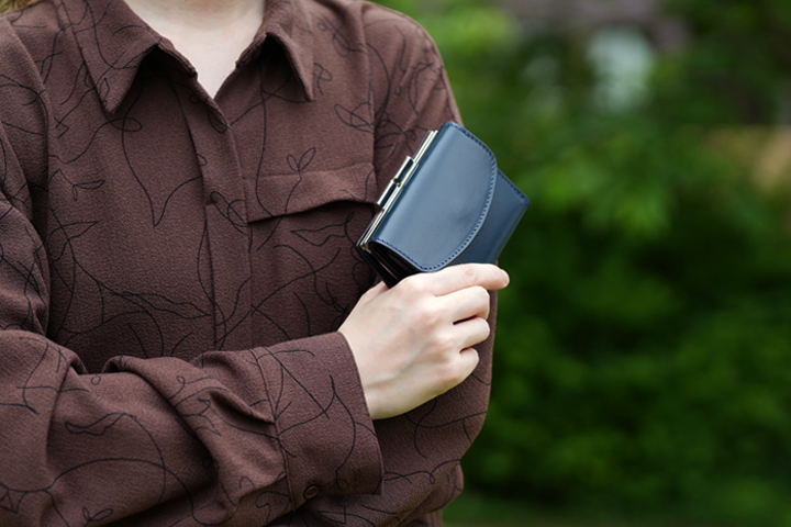 サドルプルアップを使用した がま口付き三つ折り財布・FERMOIRについて