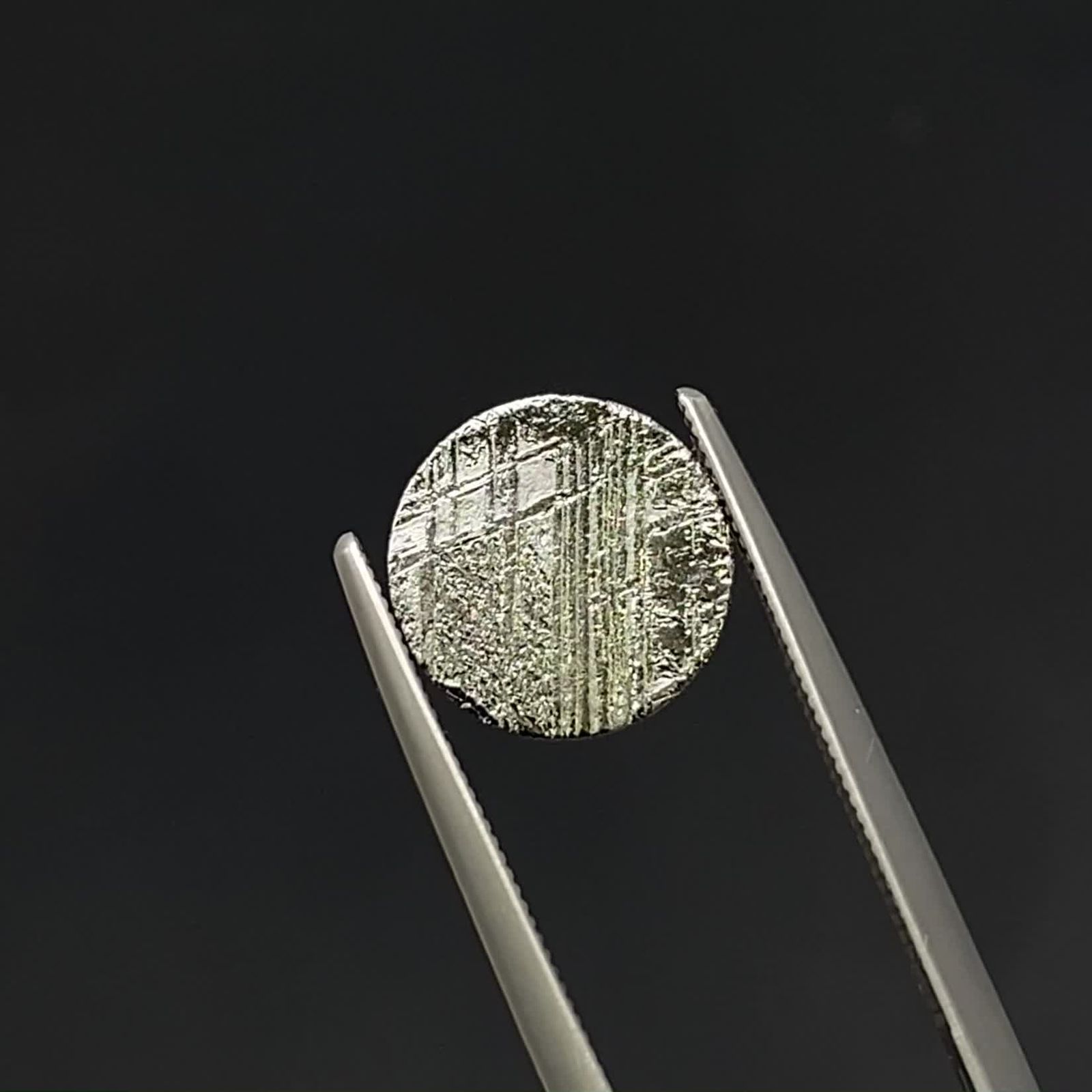 アルタイ隕石 発見地:中国 1.58ct / 9.9x9.9mm前後 [240125557] | TOP