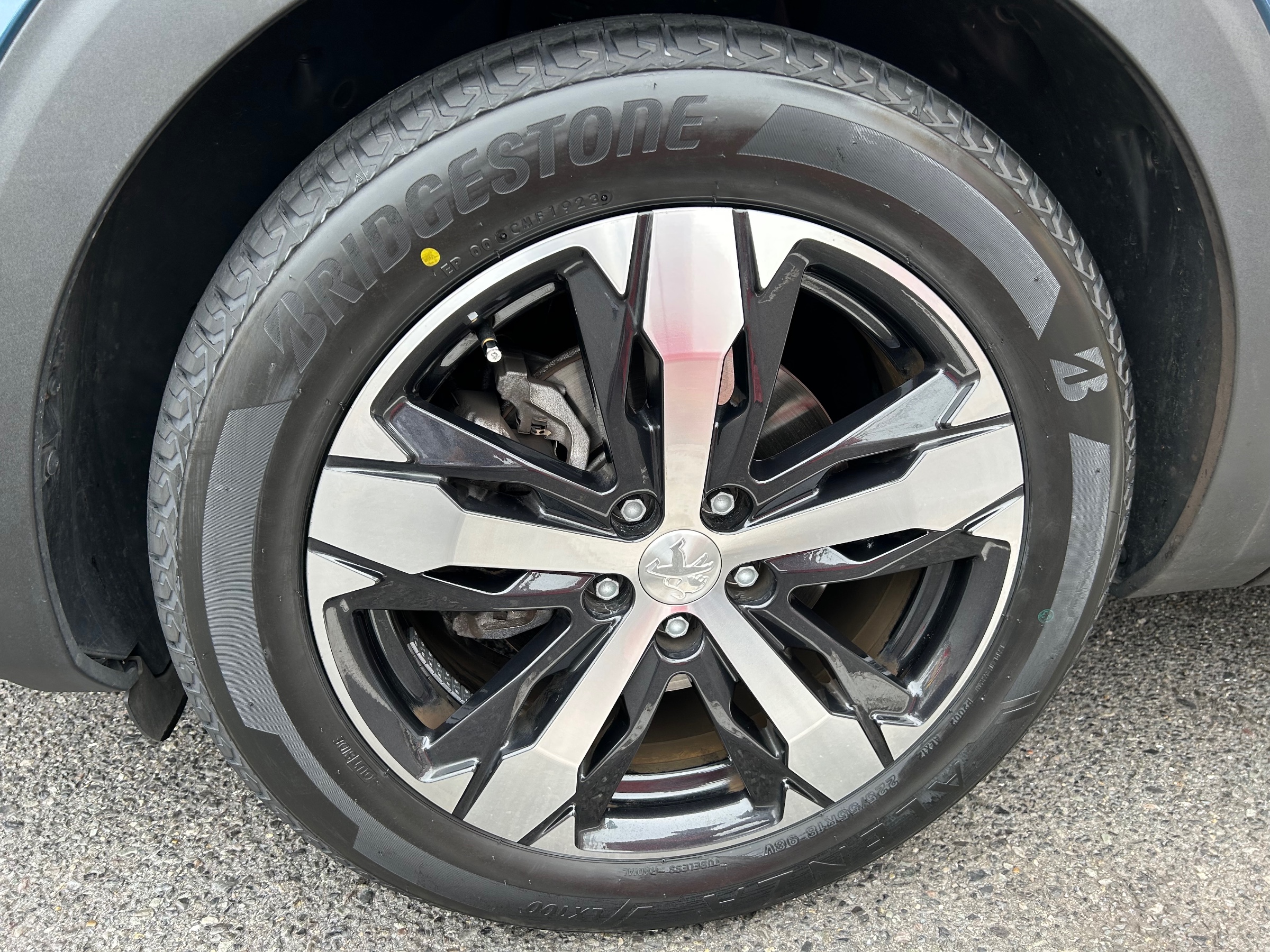 プジョー 5008 の タイヤ交換 させていただきました！ | 店舗おススメ