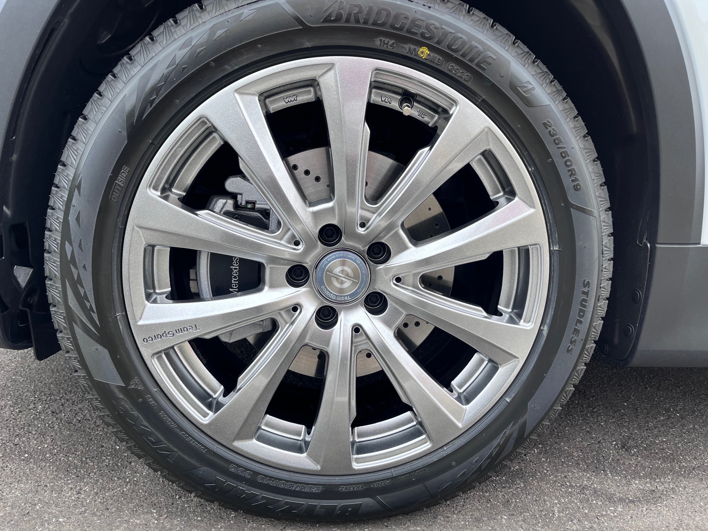 メルセデスベンツGLBにスタッドレスセット取付 | 店舗おススメ情報