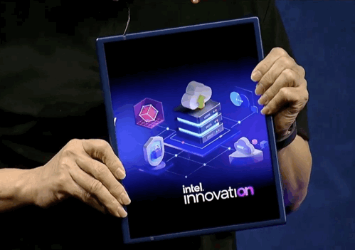 画面が伸びる「スライダブル」17インチPCディスプレイ、インテルと