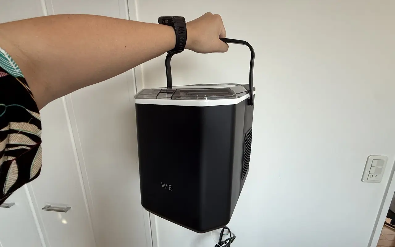 家庭用製氷機 シルバー色 6分ごとSLセルフクリーニングバスケット