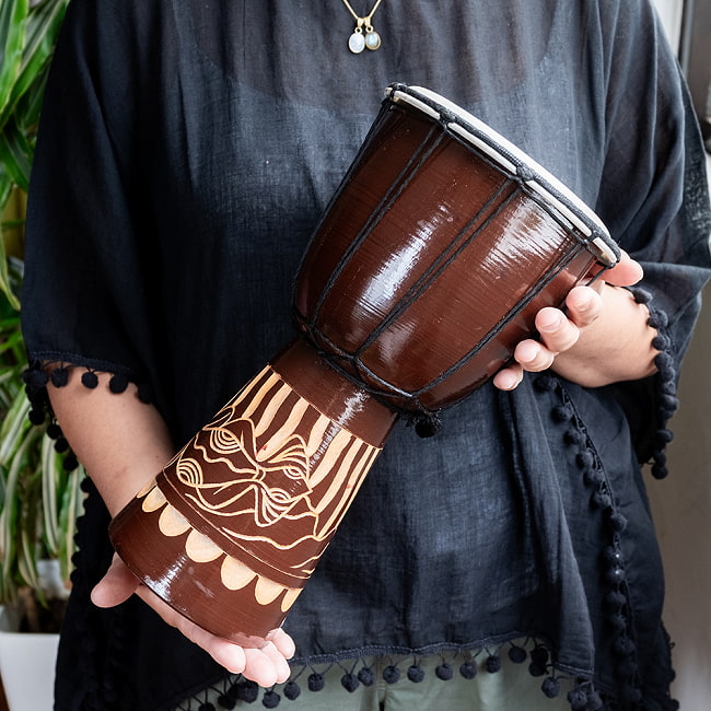 高さ：約30cm〕木彫りされた立体感ある模様が魅力的なジャンベ｜バリ島