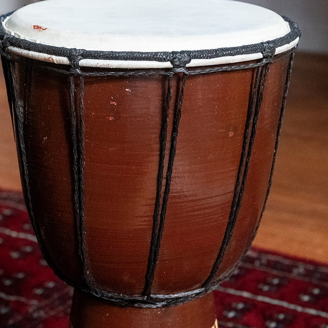 高さ：約30cm〕木彫りされた立体感ある模様が魅力的なジャンベ｜バリ島