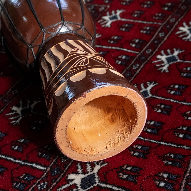 高さ：約30cm〕木彫りされた立体感ある模様が魅力的なジャンベ｜バリ島