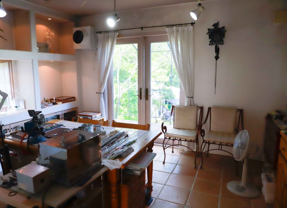 動画「遊鳥（ゆとり）ガラス工房」高台の白い家・物語の庭づくりに魅了