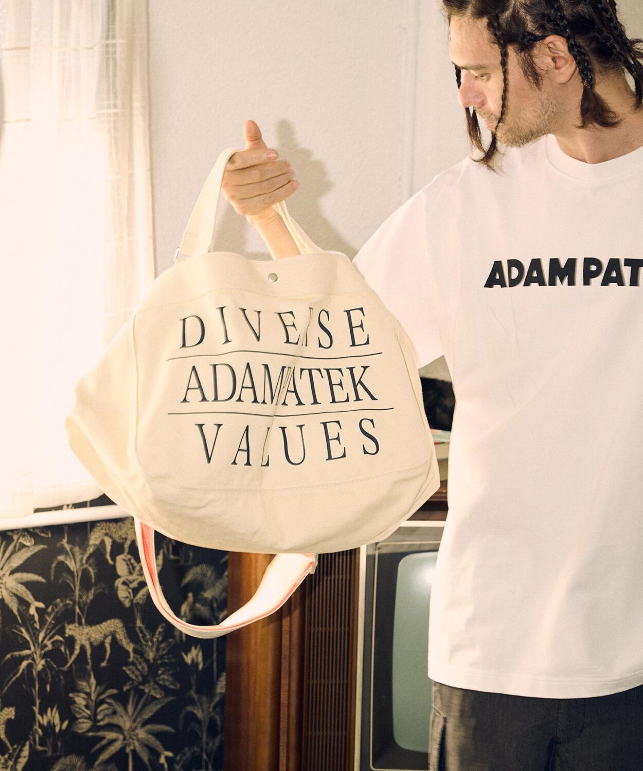 news paper bag_AP2419006_ニュースペーパーバッグ | ADAMPATEK | 現代